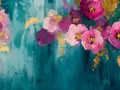 Peinture abstraite avec des fleurs roses et violettes sur fond bleu sarcelle, rehaussée de touches dorées.