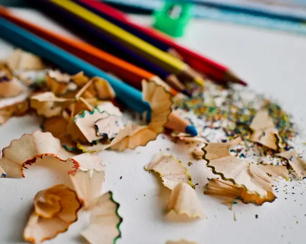 Crayons de couleur et leurs tailles, un aperçu du processus créatif pour définir quel statut pour vendre ses tableaux.