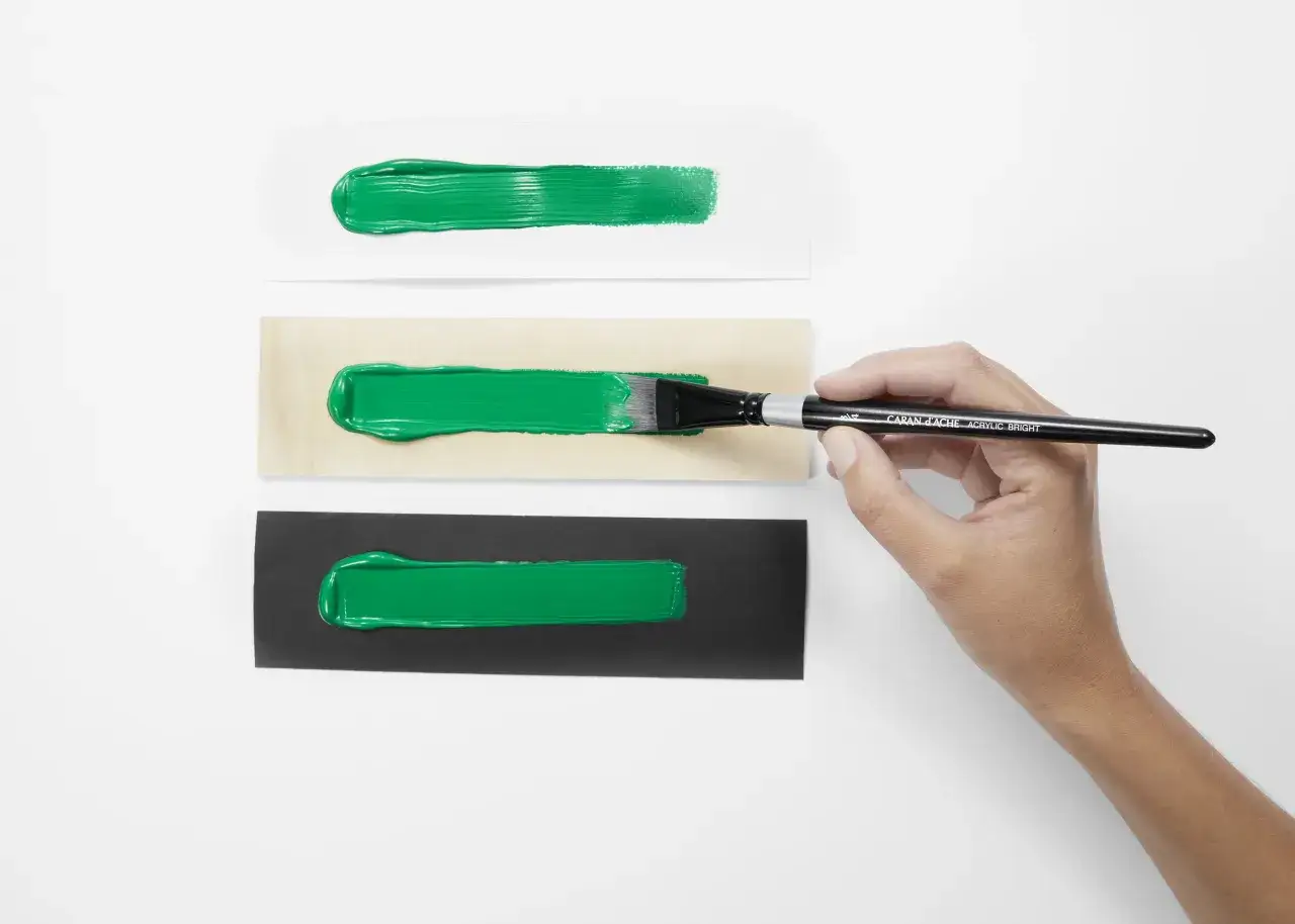 Application d'une peinture acrylique verte sur trois supports différents. Le pinceau permet un rendu lisse, sans trace de pinceau visible.